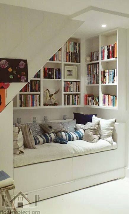 ruang membaca dibawah tangga